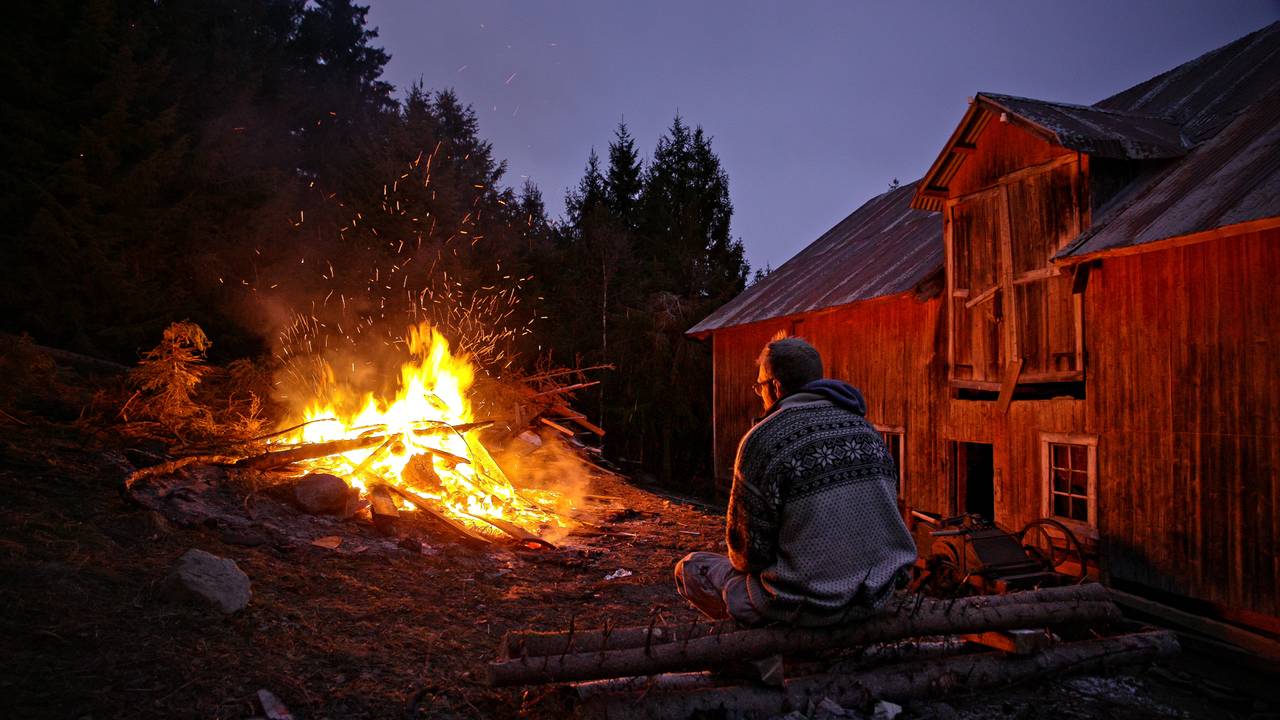 Tor-Evert Johansen varme seg på bålet i Valdres