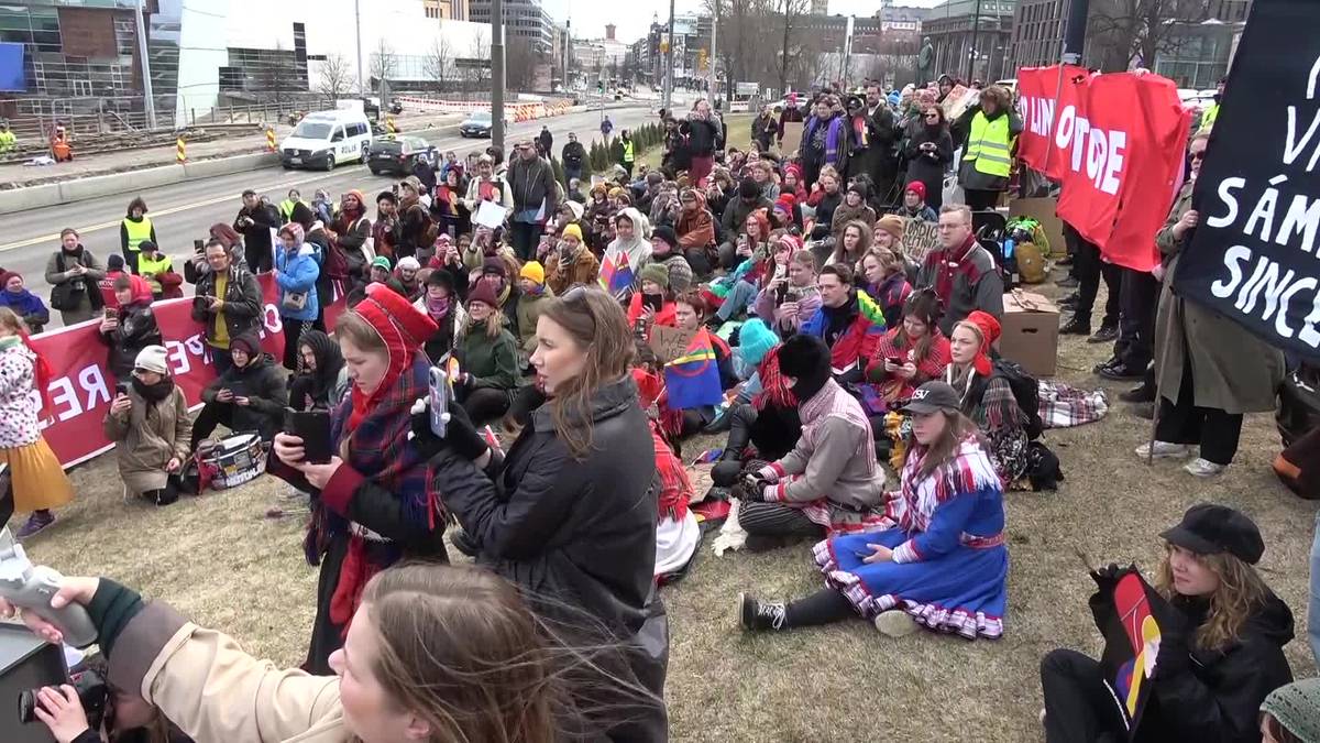 Demonstration in front of the Riksdag in Helsinki – NRK Sápmi