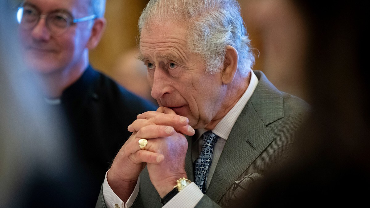 Kong Charles spøkte om egne «pølsefingre» i kroning-dokumentar