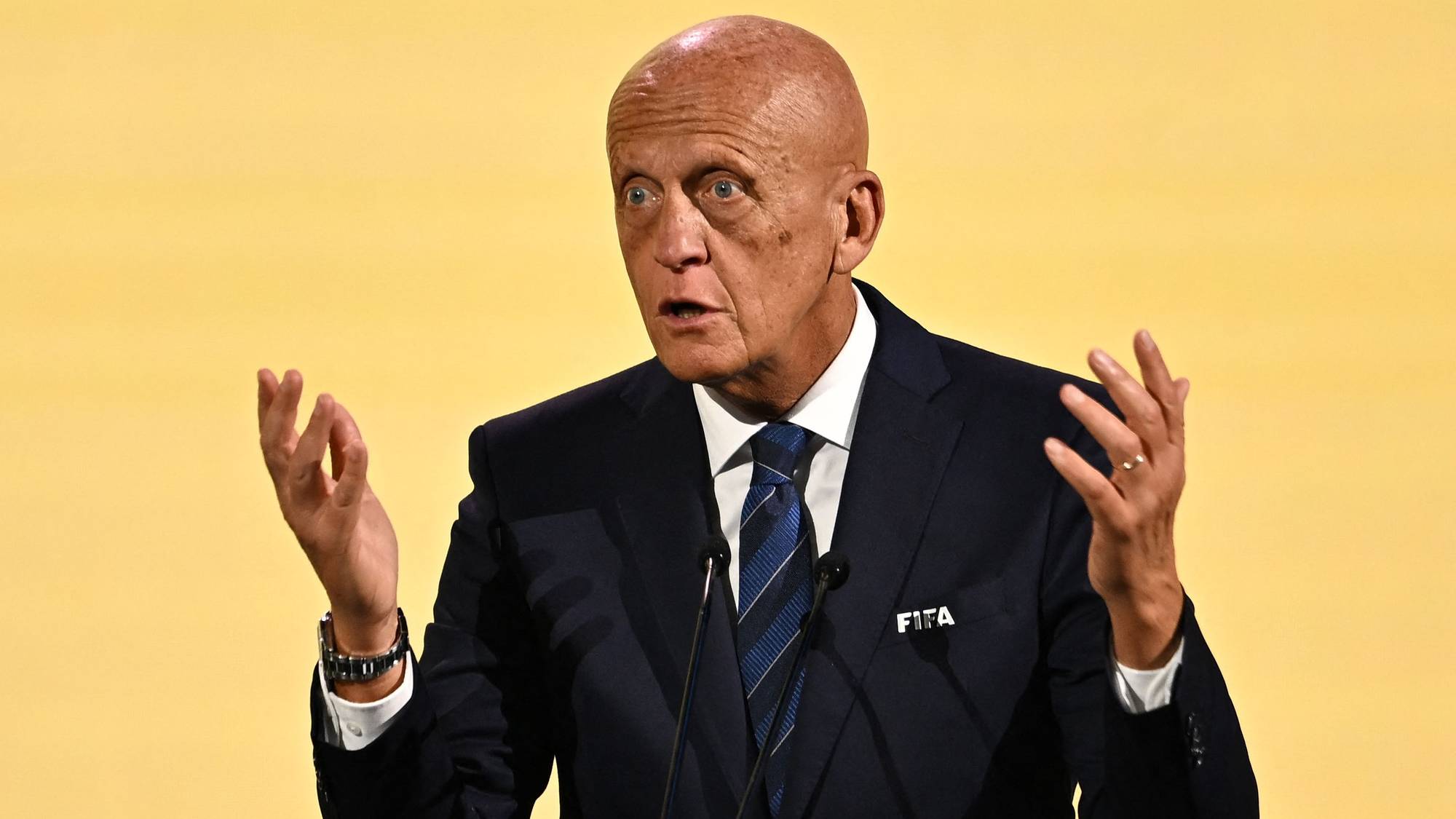 Pierluigi Collina i dress og slips