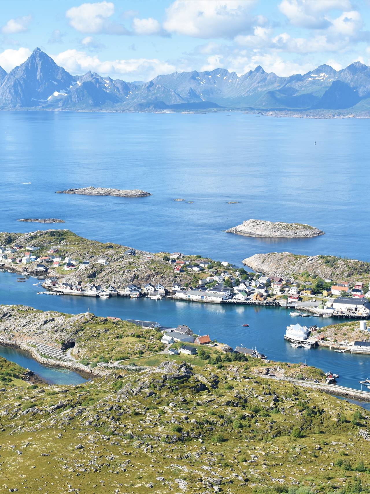 Skrova i Lofoten. Fiskeværet ligger i Vestfjorden og bak ligger Lofotveggen, hvor vi blant annet ser Svolvær. 