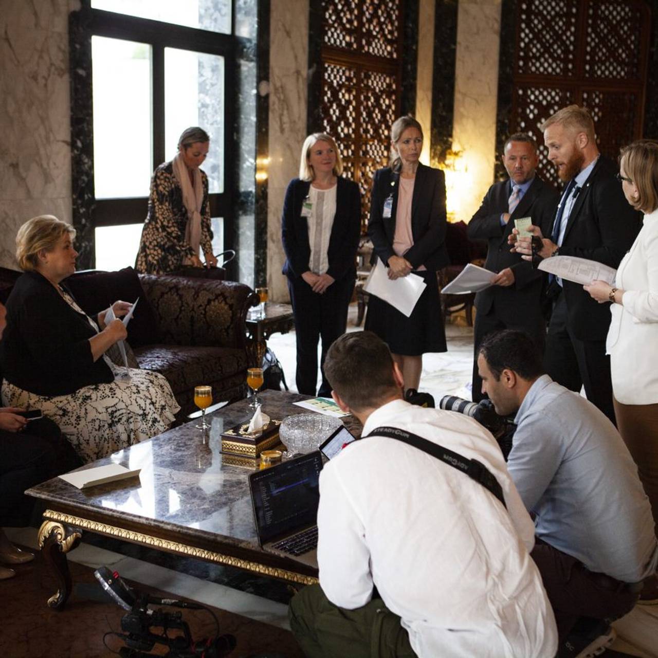 Trygt framme på hotellet, møtes alle til en briefing.
