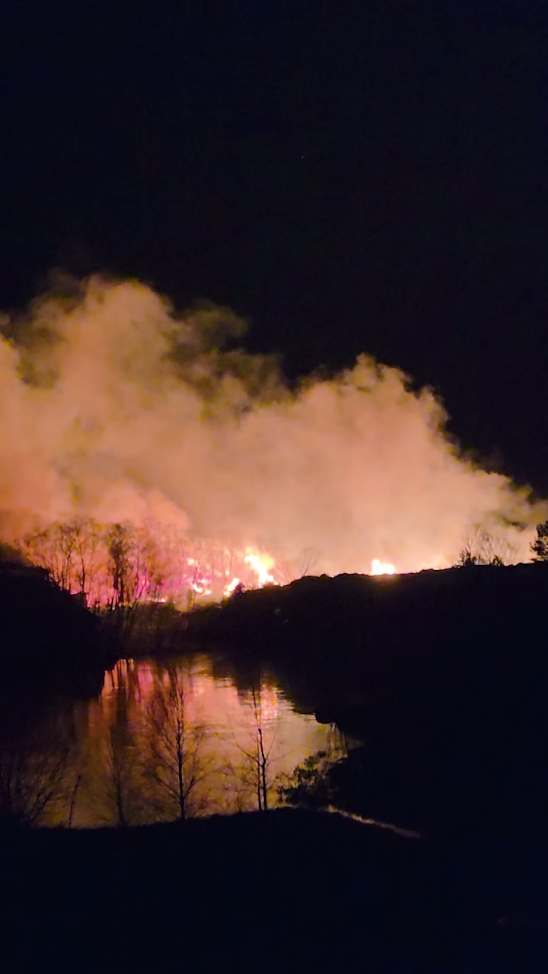 Kontroll på alvorlig terrengbrann på Askøy: Mistenker lek med fyrverkeri