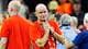 Terje Pedersen / NTB Landslagstrener Ståle Solbakken står på en fotballbane med hendene samlet under haken. (Bildebeskrivelsen er laget av en KI-tjeneste)