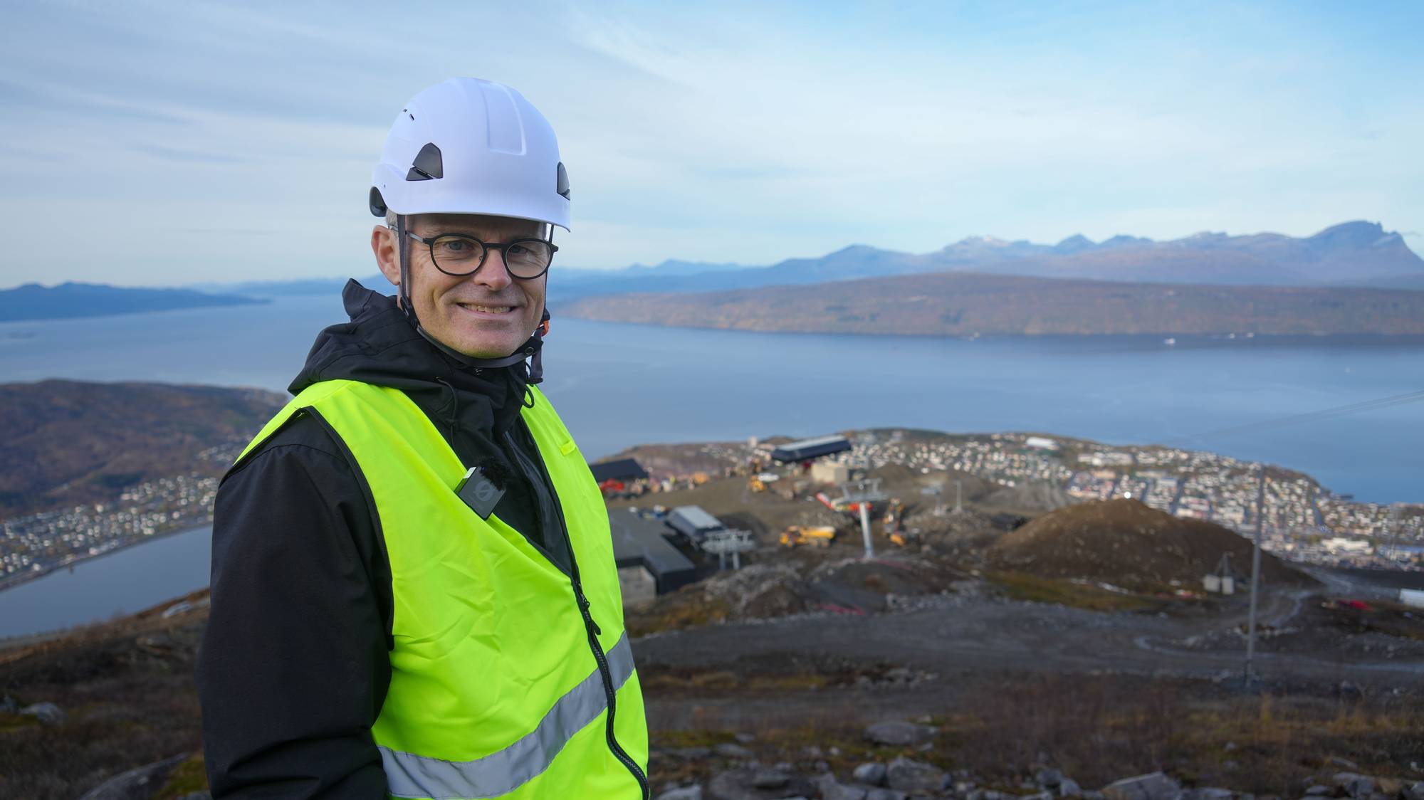 mann med briller og arbeidshjelm