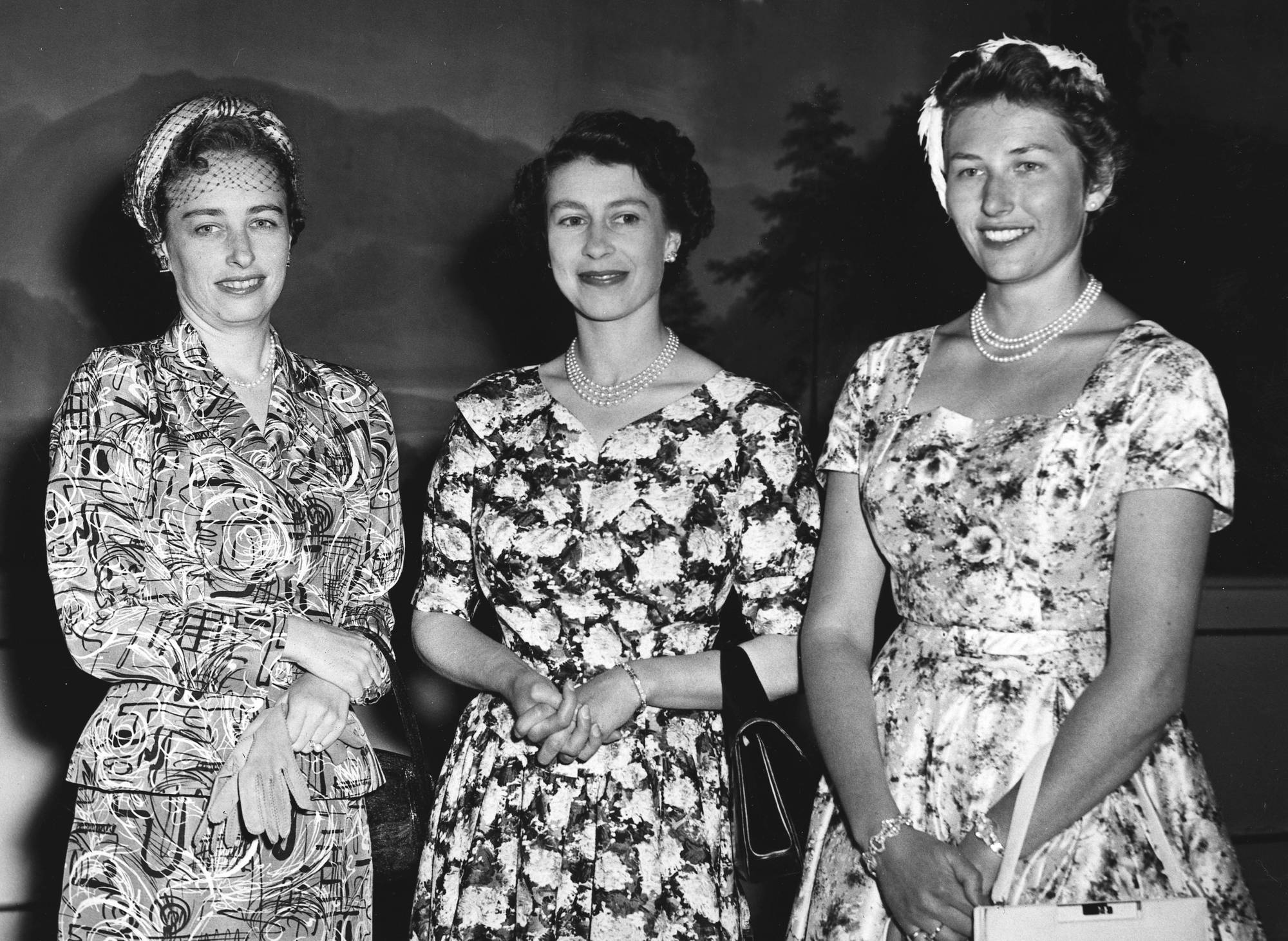 Prinsessene Ragnhild, dronning Elisabeth og prinsesse Astrid i Oslo 1955