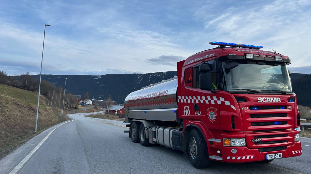Lastebil i fjellvegg på E16 i Nord-Aurdal: Vegen stenges i flere timer