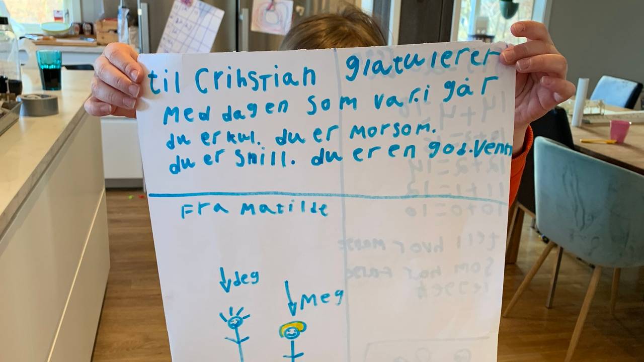 Ninas sønn gratulerer en venn med dagen på avstand.
