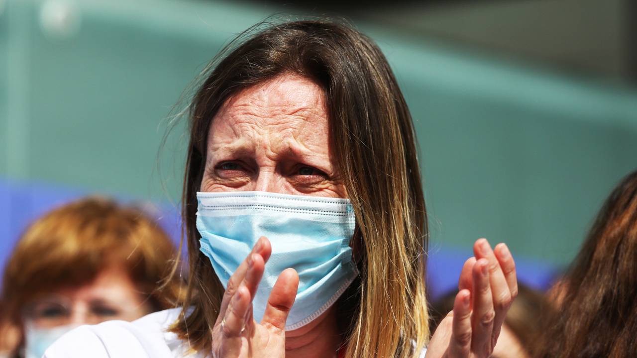 Helsearbeidere med ansiktsmasker er blitt selve bildet på koronaviruset. Her gleder en sykepleier i Madrid seg over at det midlertidige sykehuset i kongressenteret IFEMA kunne stenge 1. mai etter at antall syke har gått ned i Spania.