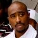 AP Rapperen Tupac ser til høyre i en hvit dress og svakt smil.