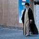 AP Irans øverste leder Ayatollah Khamenei ankommer stemmelokalet i Teheran fredag.
