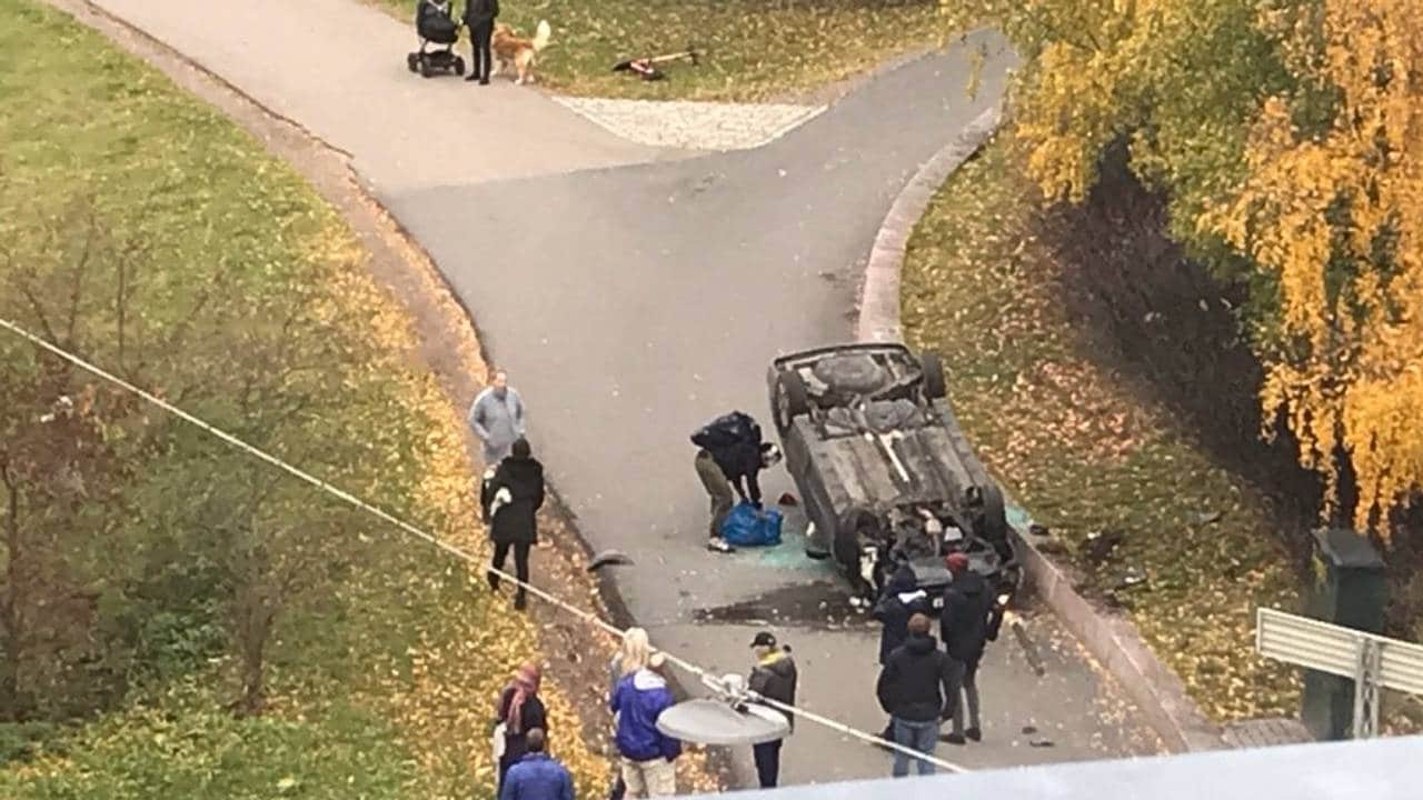 Bil på taket i Torshovdalen park ved Rosenhoff i Oslo