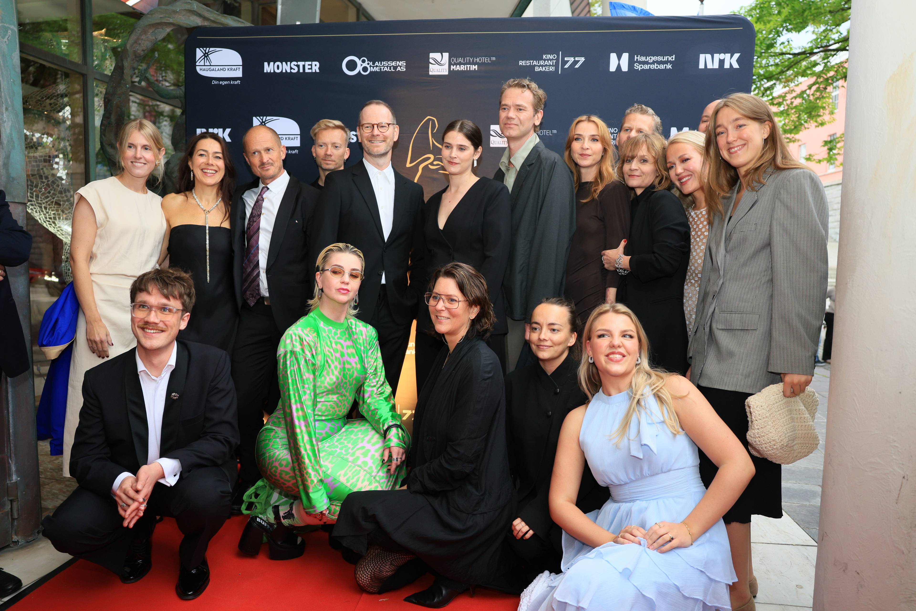 en gruppe mennesker som poserer for et bilde.