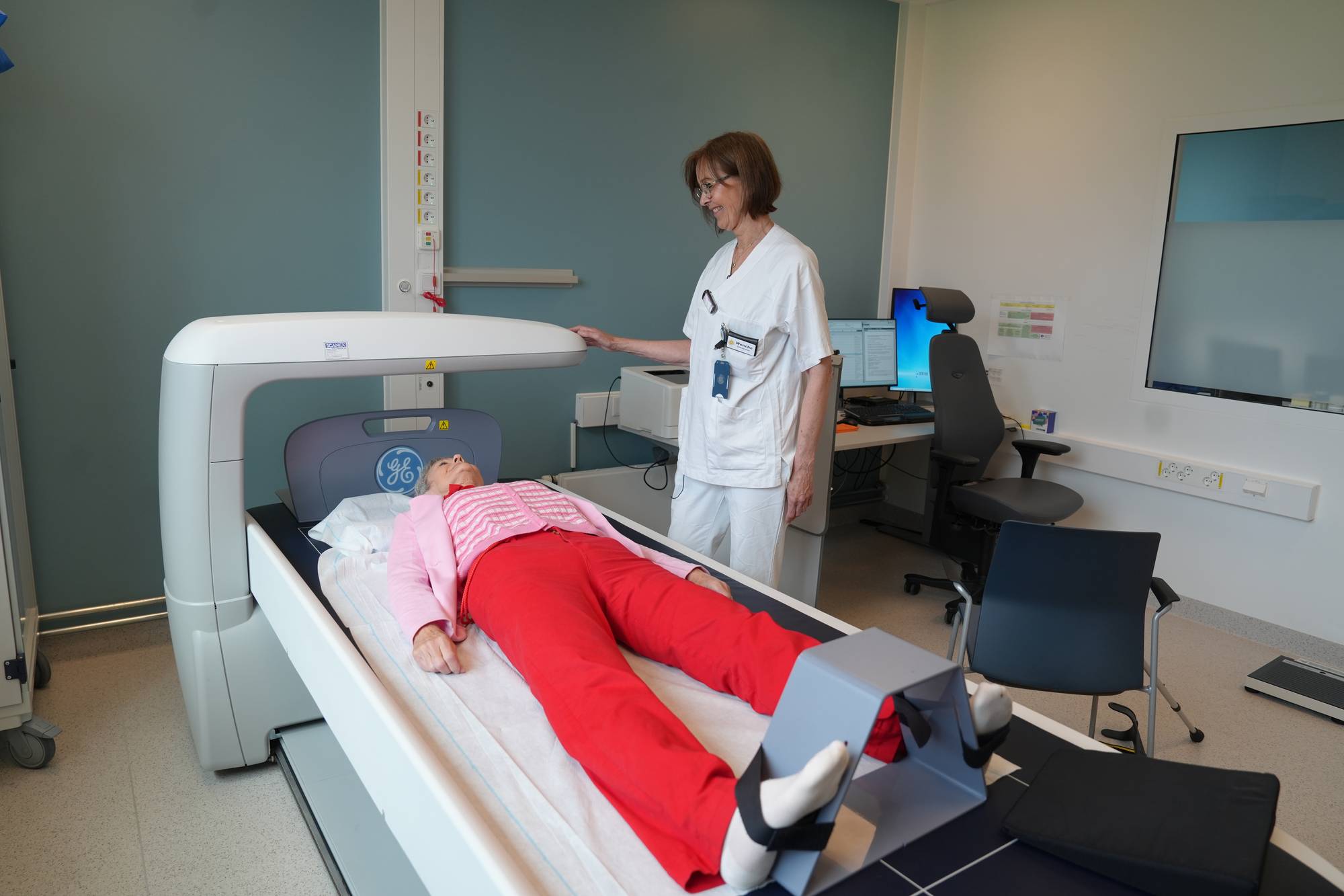 Benskjøre Kristin Reine får målt bentettheten på Drammen sykehus.