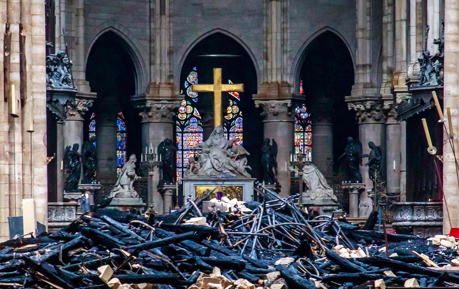 Holder første messe etter brannen i Notre-Dame