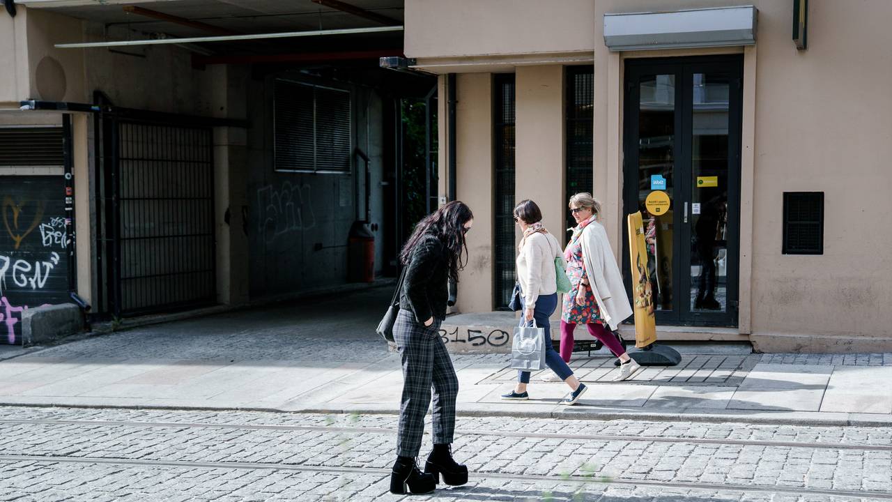Forbipasserende i Thorvald Meyersgate i Oslo