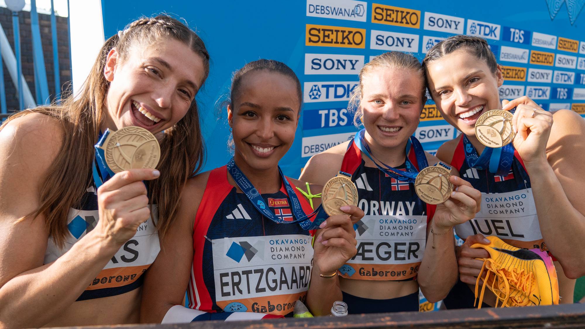 Kvinnelige atleter feirer gull
