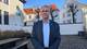 Geir Ingar Egeland / NRK Rådmann i Lindesnes kommune, Kyrre Jordbakke, står foran kommunehuset i Lindesnes iført dressjakke og blå skjorte.