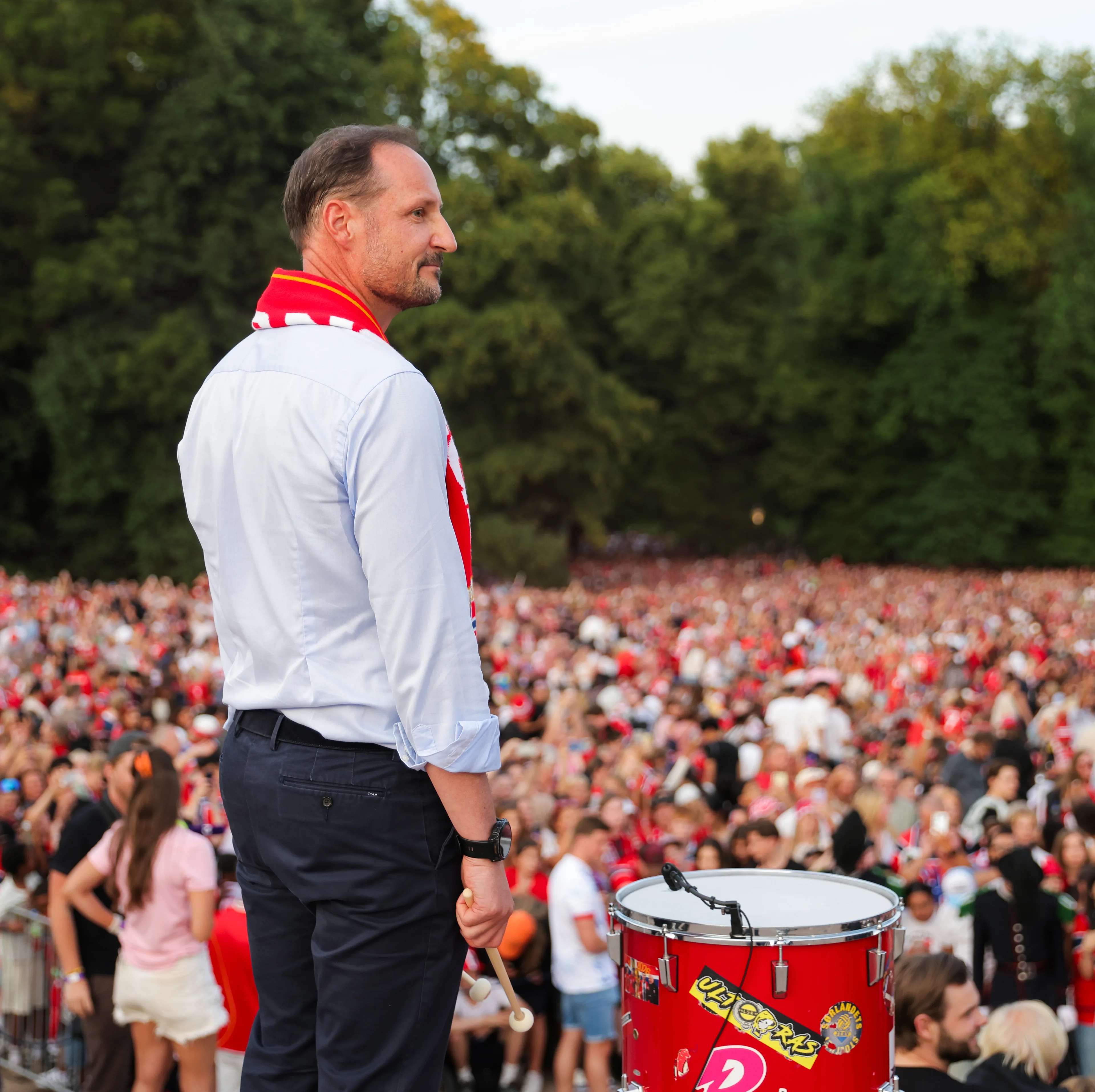 Kong Haakon med VM- trommen.