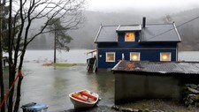 FULL KJELLAR: Her i Hausdalen i Bergen fekk dei både smeltevatn og nedbør i fanget og måtte bruka båt for å komme seg ut av huset.