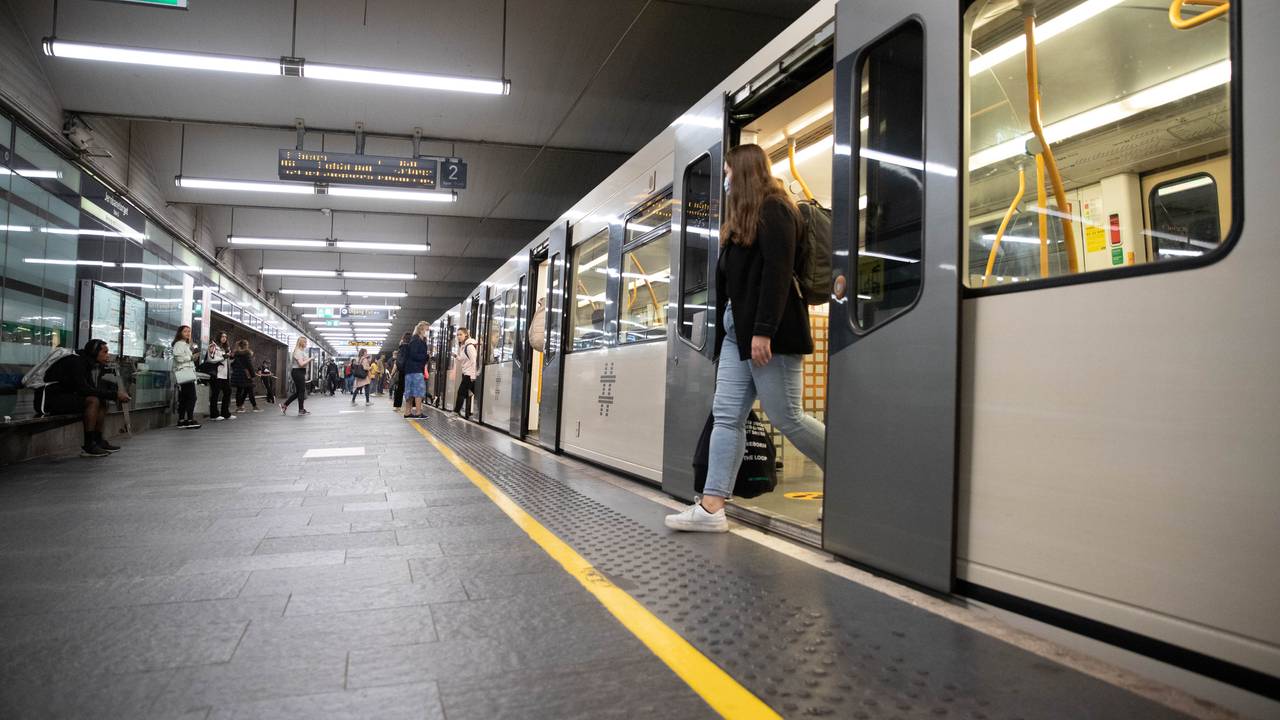 Lite folk på T-banestasjonen på Jerbanetorget Oslo S, flere m