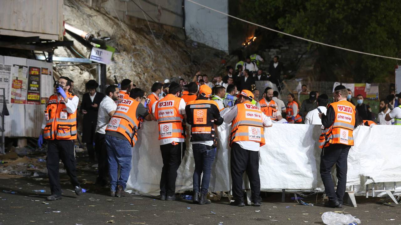 Redningsmannskaper på stedet etter at en tribune raste sammen nord i Israel. 