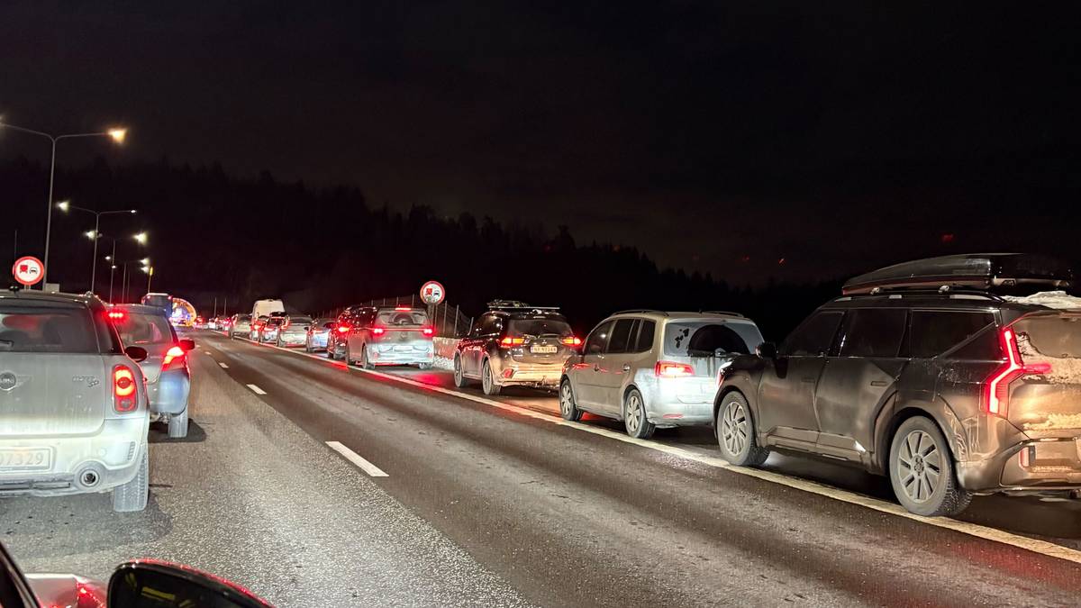 E18 stengt etter ulykke i tunnel - person løp fra stedet