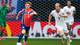Terje Pedersen / NTB Norsk spiller med ballen forfølges av engelske Harry Kane i en fotballkamp. (Bildebeskrivelsen er laget av en KI-tjeneste)