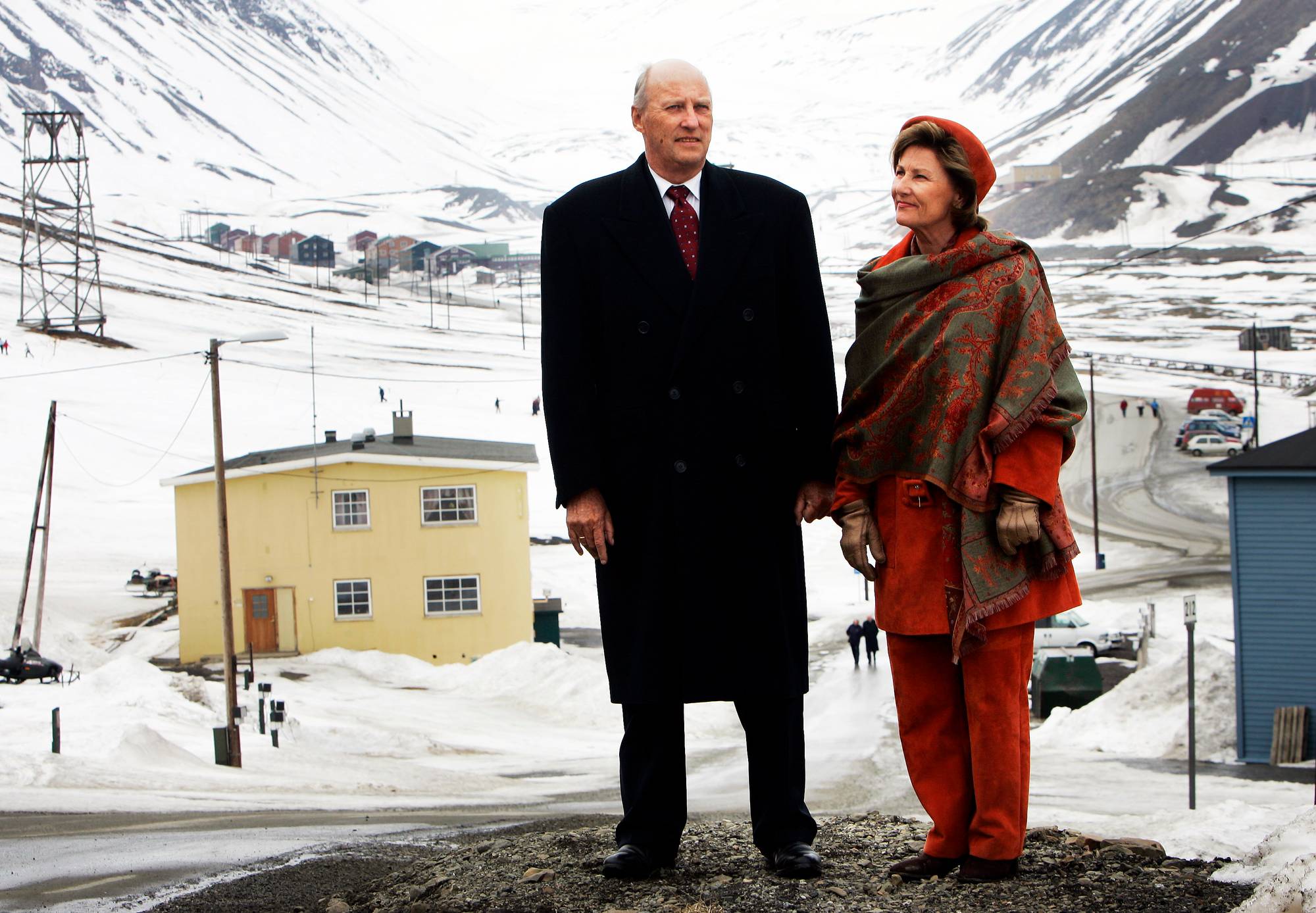 Longyearbyen, Svalbard 20060427: Kong Harald og dronning Sonja med Longyeardalen i bakgrunnen. Kongeparet er på et to dagers besøk i Longyearbyen i forbindelse med byens 100-årsjubiluem. Foto: Tor Richardsen / SCANPIX .