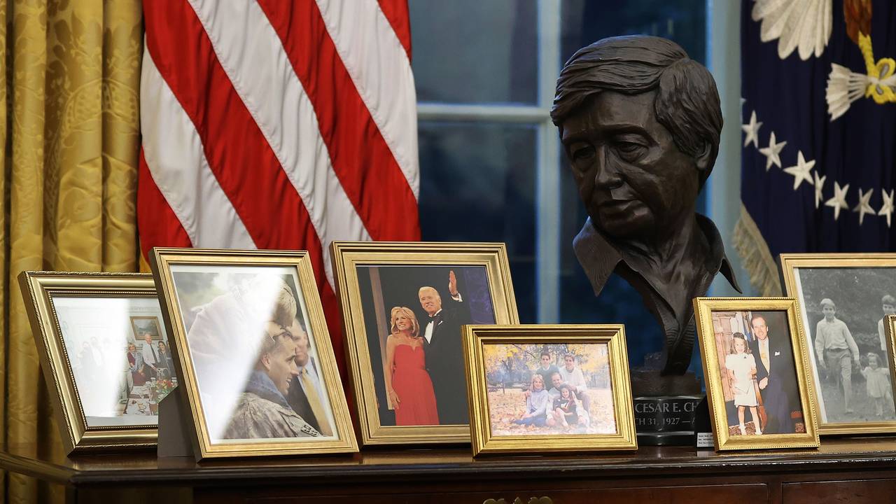 Familiebilder på pulten bak president Joe Biden i Det ovale kontor.