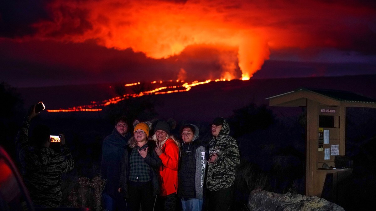 Folk oppsøker vulkan på Hawaii