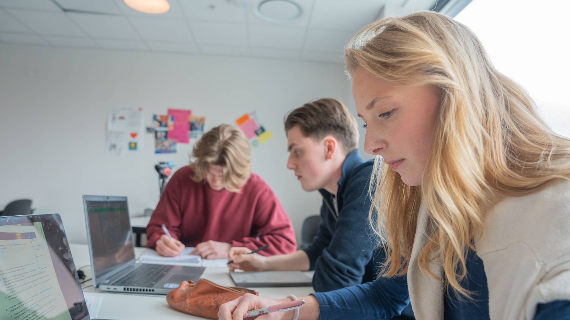 Elever på videregående som jobber med fysikk