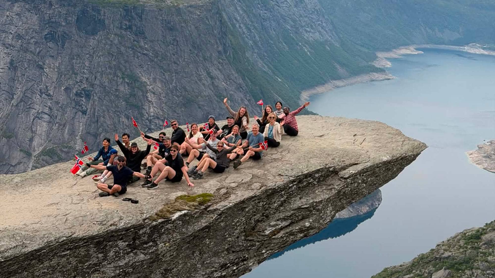 Annett Garvik kom seg til Trolltunga ved hjelp av ein spesiell rullestol med eitt hjul. 