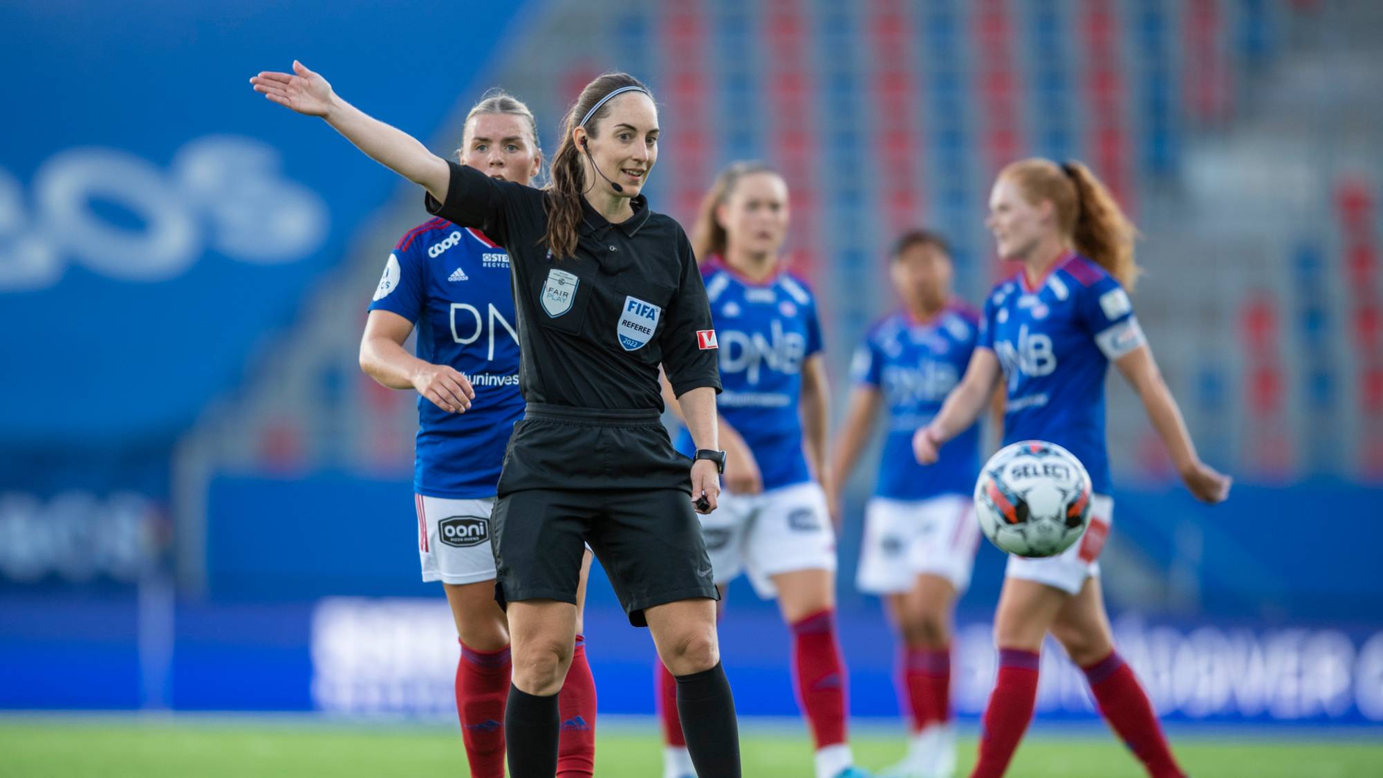 Dommer Henrikke Holm Nervik under toppseriekampen i fotball mellom Vålerenga og Lyn på Intility arena i 2022. 