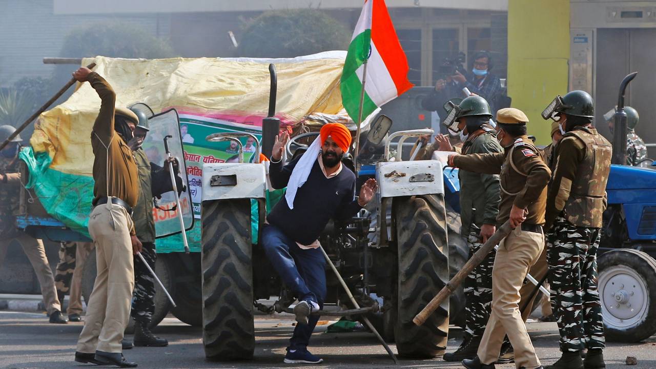 Indisk politi bruker batonger og kjepper mot en demonstrant. Delhi, 26. januar.