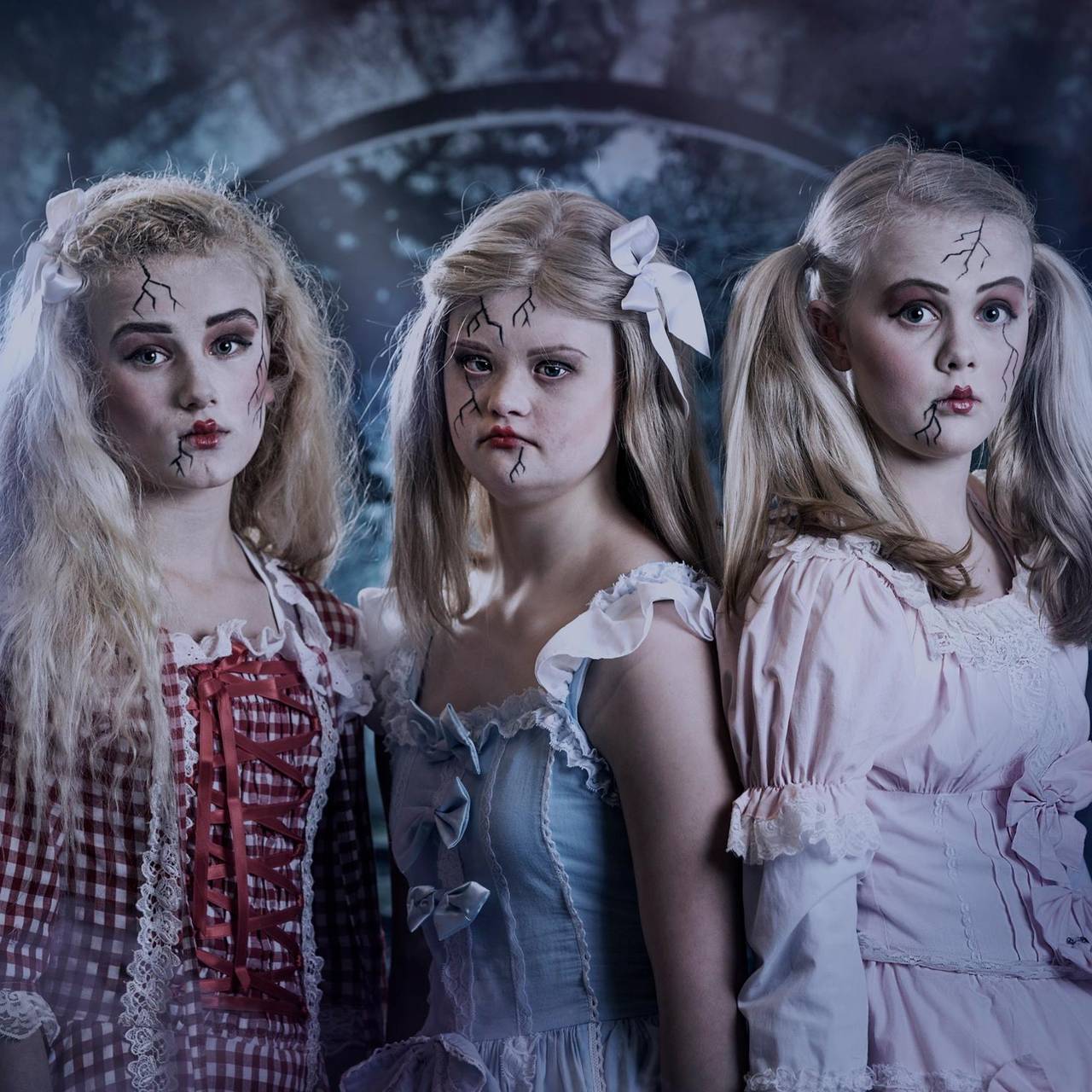 Bentine Borge som porselensdukke i Julens Magi, sammen med Annicka Westerfors Sletten og Amanda Ask Glenjen.