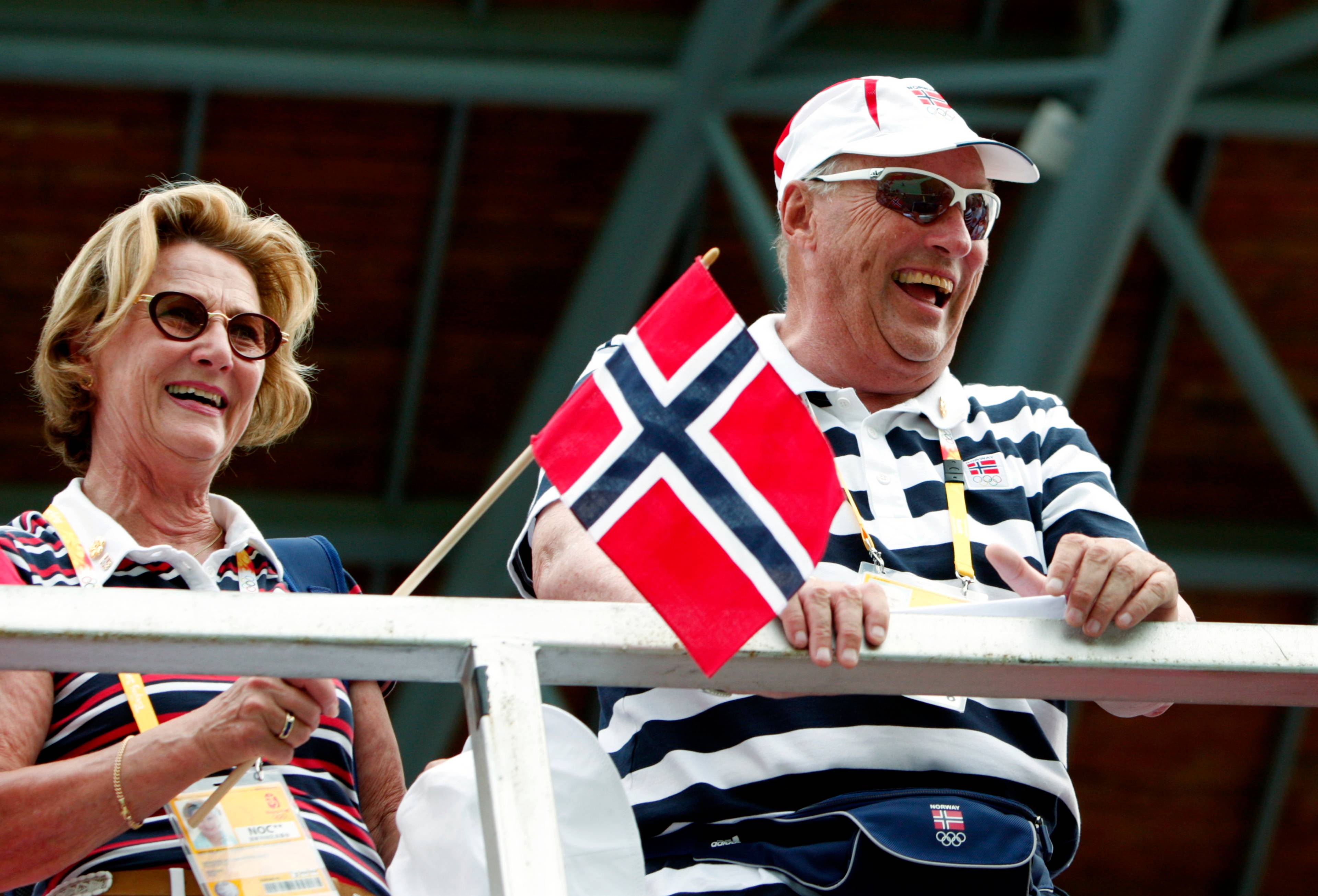 BEIJING, CHINA 20080816: Norway's Queen Sonja and King Harald was among the audience in the Beijing shooting arena when Norway's Tore Brovold took the silver medal in the men's skeet shooting in the Olympic Games in Beijing 16th.August 2008. Kong Harald og dronning Sonja med norsk flagg på tribunen da Tore Brovold vant OL-sølv i lerdueskyting skeet.Photo: Erik Johansen / Scanpix