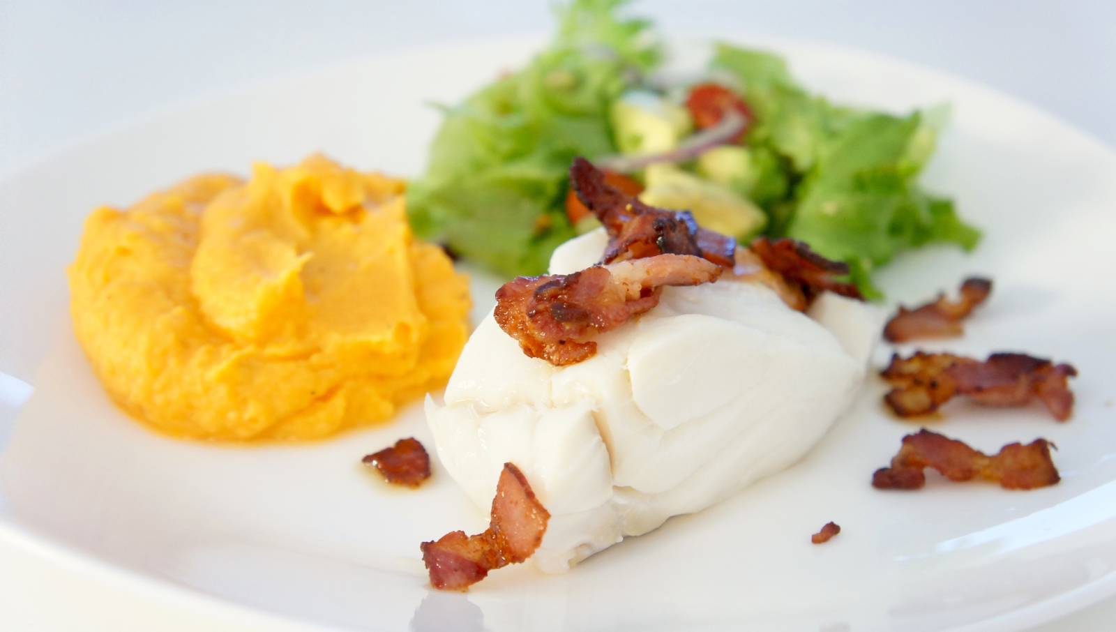 Torsk med bacon og søtpotetpuré NRK Mat Oppskrifter og inspirasjon