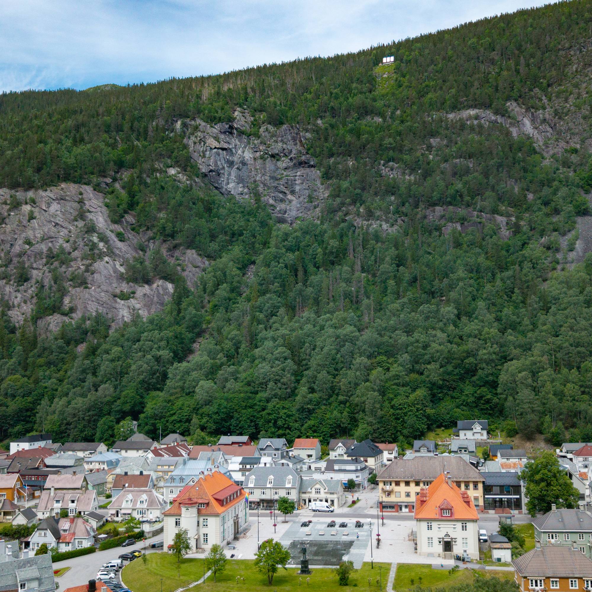 Rjukan sentrum med Solspeilet i fjellsiden. 