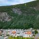 Hans Philip Hofgaard / NRK Rjukan sentrum med Solspeilet i fjellsiden.