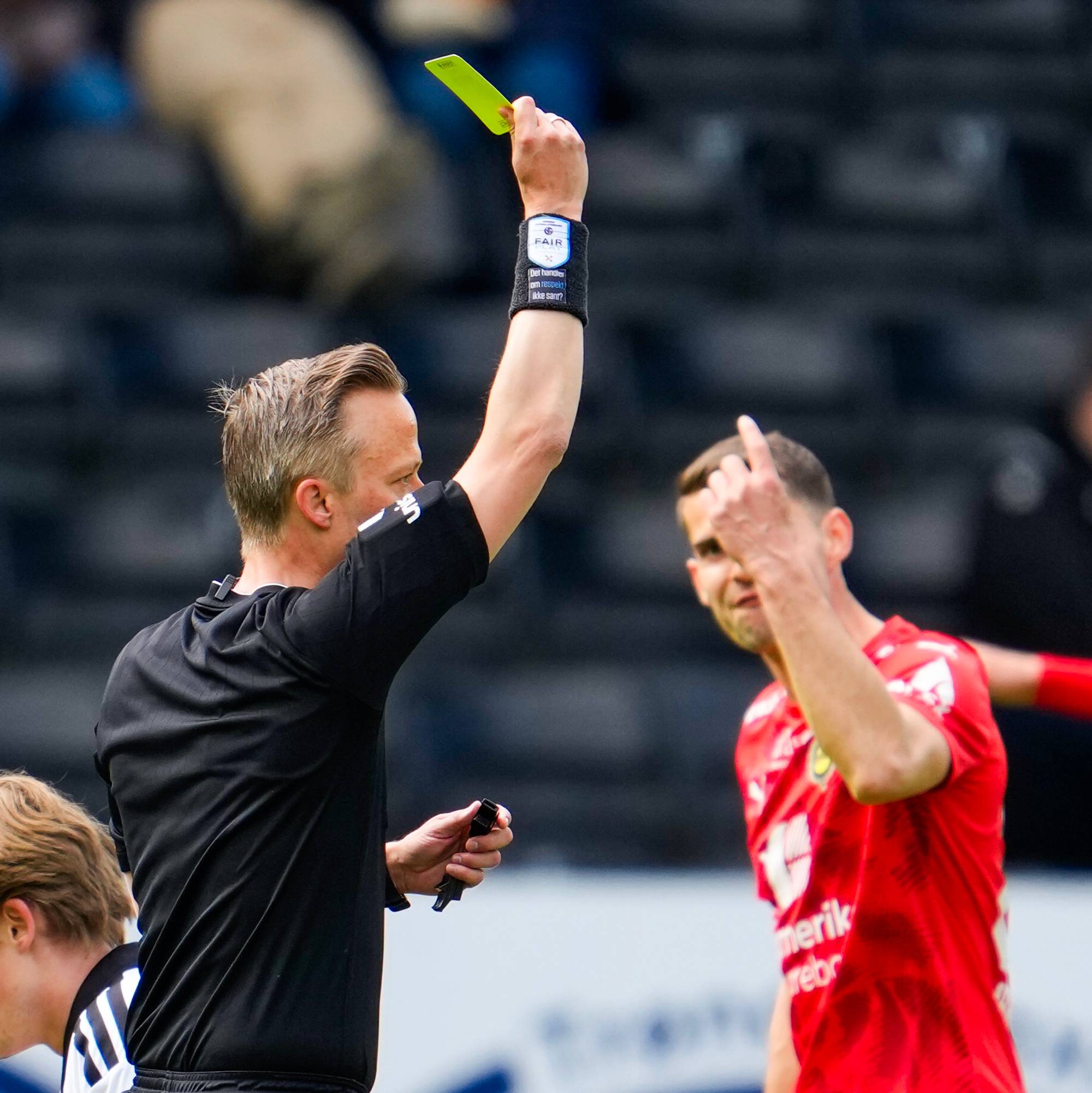 Dommer Ola Hobber Nilsen gir gult kort til Lillestrøms Ylldren Ibrahimaj 