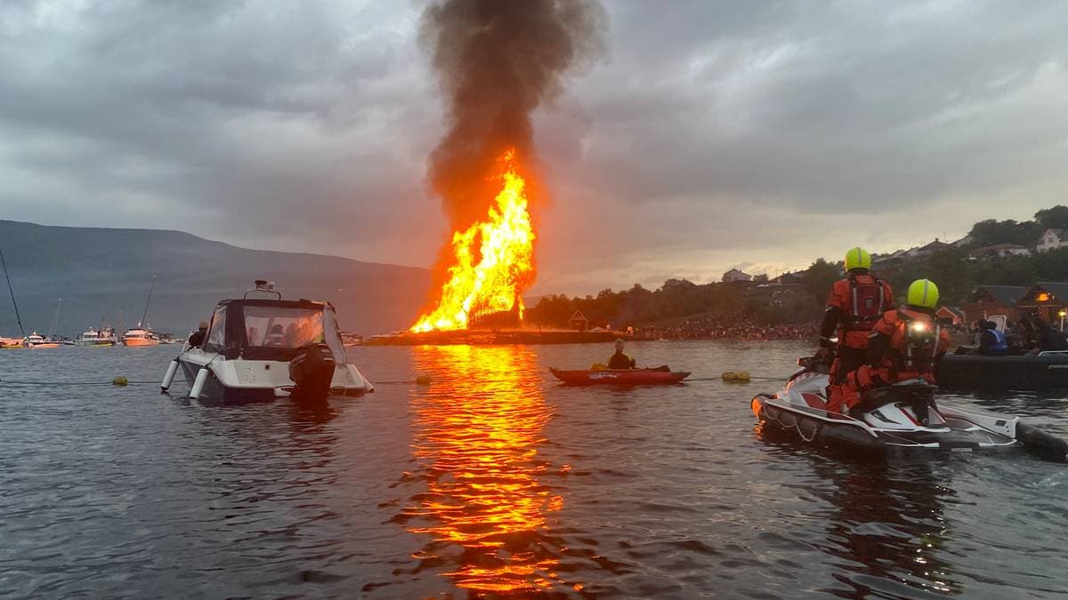 The traditional Slinningspallet in Ålesund is lit on Saturday evening – NRK Møre og Romsdal – Local news, TV and radio