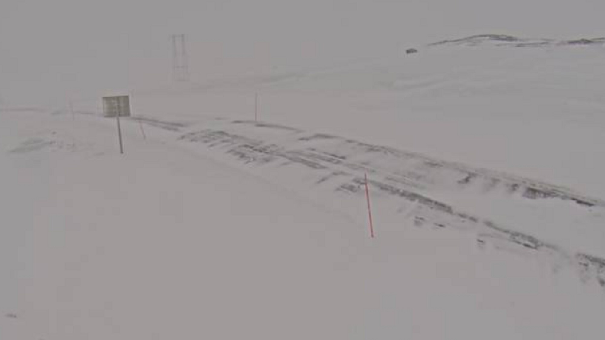 En snødekt vei. Det ser grått ut. 
