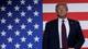 Foto: CARLOS BARRIA / Reuters / NTB Donald Trump står foran et flagg