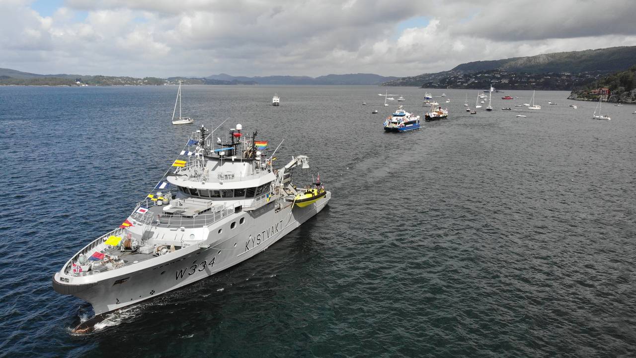 Kystvakten deltar under Pride Bergen sin båtkortesje fra Eidsvåg til Nordnes