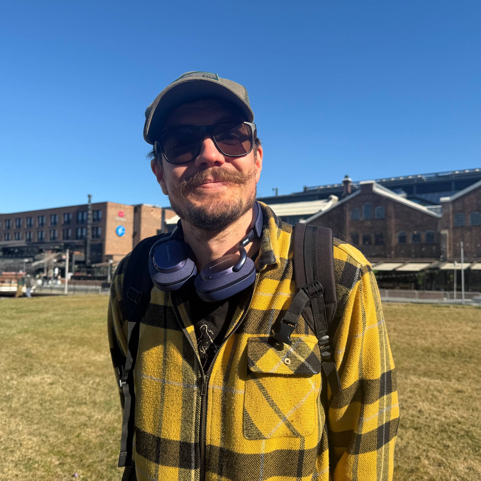 Bildet viser en voksen mann med solbriller som ser inn i kameraet.