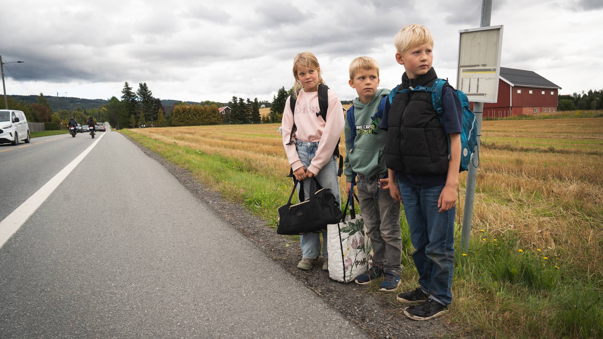 Barn ved busstopp