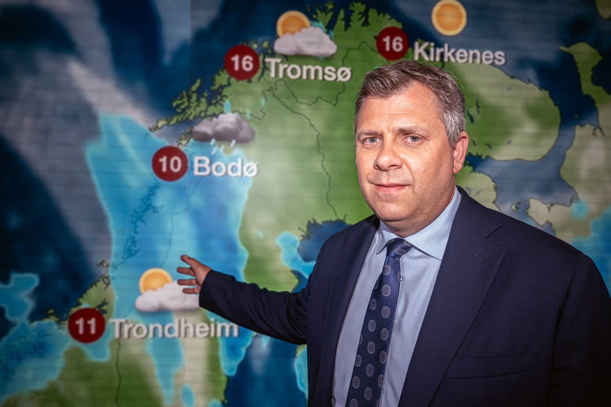 Kristian Gislefoss med værkartet som viser regn over Bodø i bakgrunnen