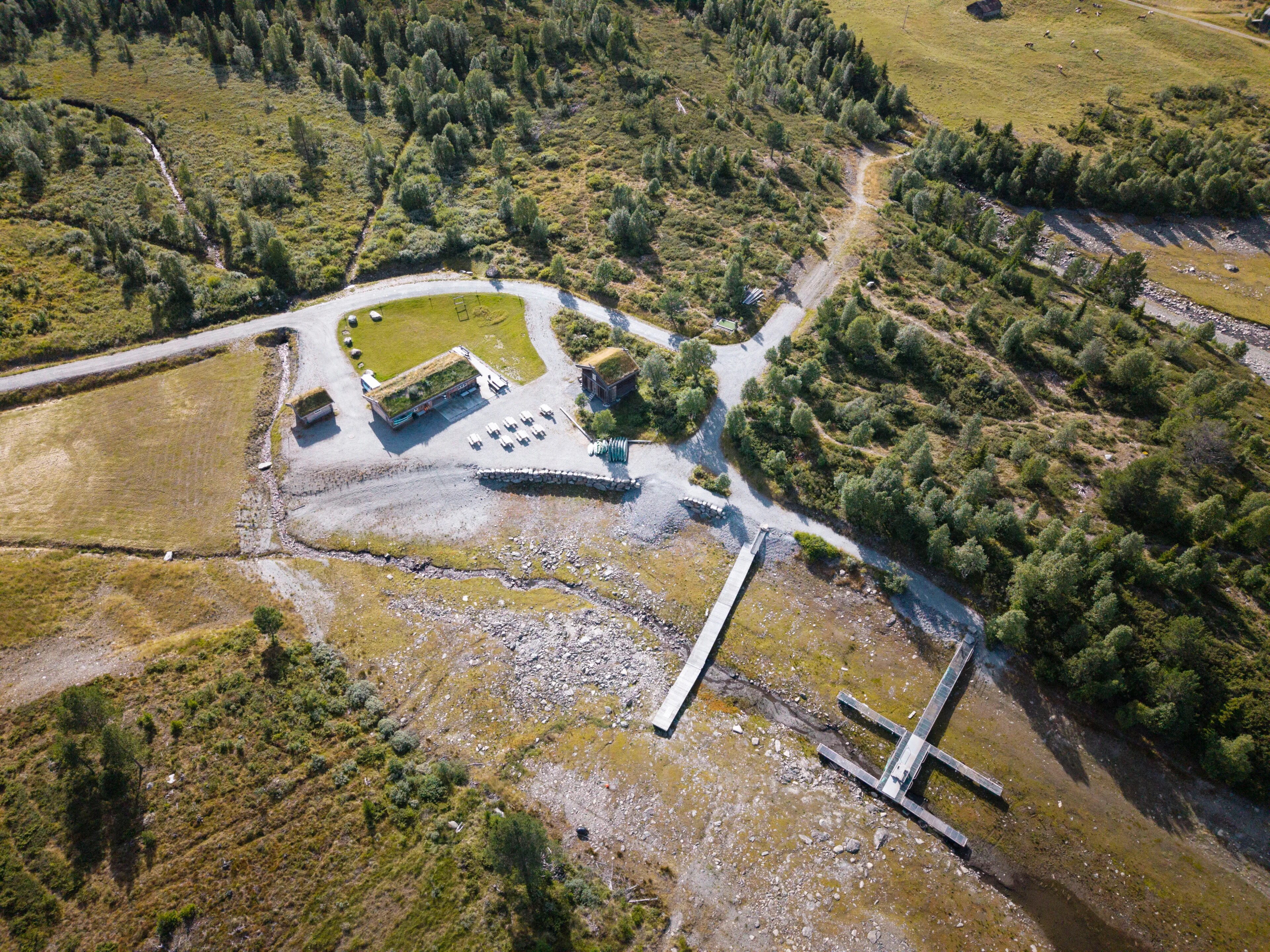 Dronebilde av Vasskanten ved Tisleifjorden med lav vannstand.