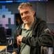 Roger Myren / NRK en mann som smiler (Bildebeskrivelsen er laget av en KI-tjeneste)